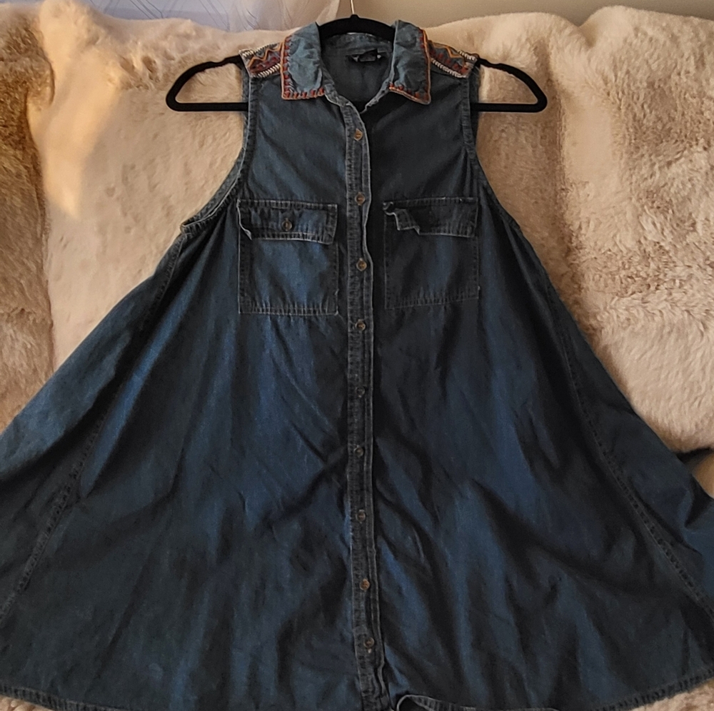 denim button-up Slevelesd dress! embroidered, Beautiful!